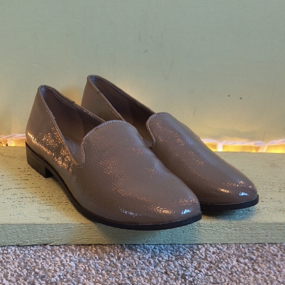 Women's Bandolino Flat Loafer Slip On Grey Taupe Patent Leather 6½ - Picture 4 of 11